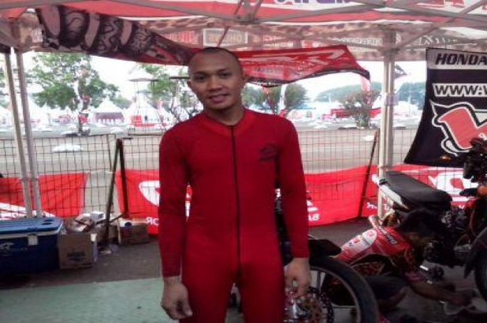 Pembalap tim Honda Banten, M.Nurgianto berhasil mencetak pole position dalam sesi kualifikasi kelas HRC1 OMR Honda seri Jakarta di arena JiExpo Kemayoran, Jakarta. Sabtu (6/9) kemarin.