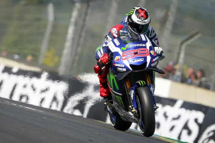 Jatuhnya Marc Marquez di 13 lap terakhir seri V MotoGP Prancis hari ini (8/5), mendorong Jorge Lorenzo pimpin klasemen pembalap MotoGP. Apalagi, Jorge Lorenzo naik podium pertama di MotoGP Prancis