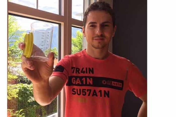Sebelum berangkat ke Assen, Belanda, kemarin (21/6) Jorge Lorenzo dikasih kejutan. Jorge Lorenzo mendadak dites doping oleh World Anti-Doping Agency (WADA). Jorge Lorenzo dites doping