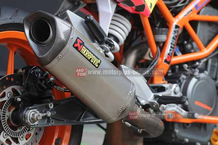 Karena tarikan motor cukup sadis, kinerja peranti penghenti laju ditingkatkan. Di bagian depan, disc-nya diganti pakai KTM PowerParts. Meski keluaran KTM juga, namun speknya jelas di atas part bawaan motor. Perbedaannya, terletak pada lubang pembuang