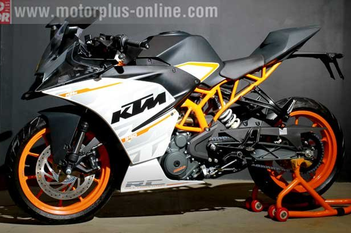 Setelah Kawasaki New Ninja 250 dan 300, kini giliran KTM RC390 dipasangkan slippey clutch. Ini jadi bukti kalau arah pengembangan peranti keamanan motor sport kelas menengah akan ke arah situ. KTM juga bukan cuma berikan slippery clutch ke RC390, tap