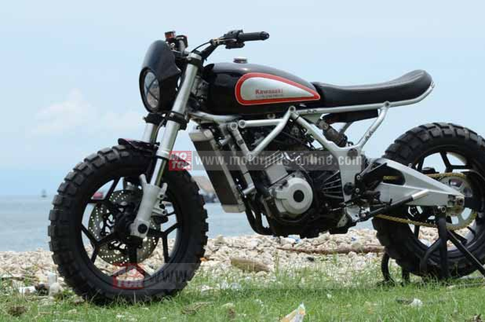 Ubahan Kawasaki Ninja 150R jadi scrambler mulai dari rangka. Pertama yang dilakukan pria asal Malang ini, memangkas rangka belakang mulai dari tiang tengah main frame. Sisi-sisi rangka samping juga dipangkas