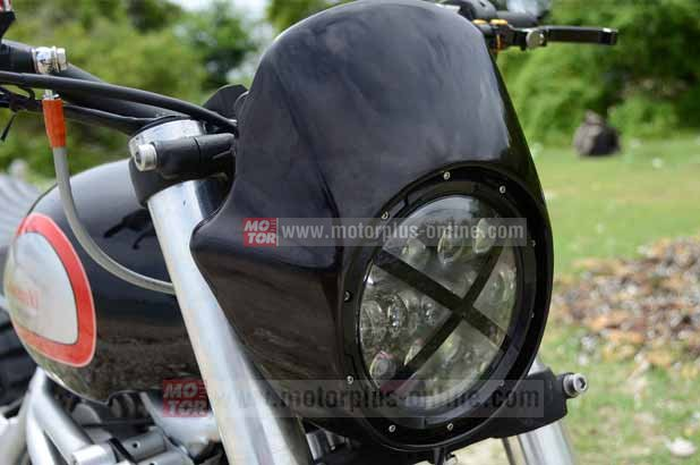 Kelar garap sasis, giliran fokus ke bodi Kawasaki Ninja 250R yang siap jadi scrambler. Tangki bawaan Kawasaki Ninja 250, digusur pakai tangki custom