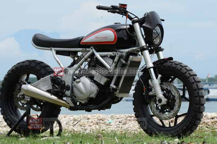 Buat mempertegas konsep modifikasi scrambler di Kawasaki Ninja 250R ditambah rangka tubular. Di sisi kiri dan kanan main frame Kawasaki Ninja 250