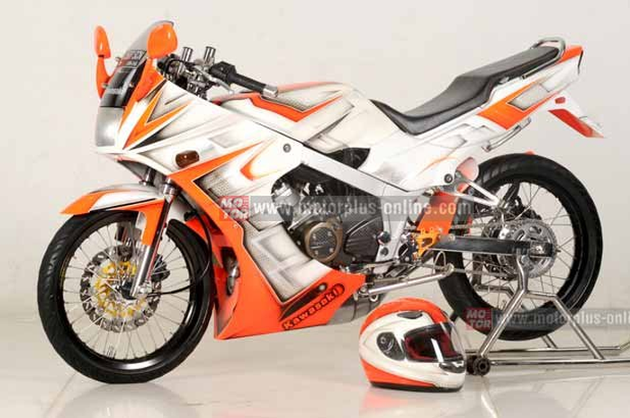 Ini terbilang piranti wajib bagi sebagian pecinta Ninja pekgo. Pasalnya, tampilan modif fairing Kawasaki Ninja 150R daily use kece ini, motor jadi berubah drastis banget, bro! Jauh berbeda banget dari tampang standarnya yang cuma pakai kedok lampu sa