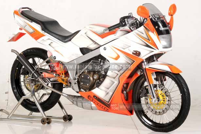 Pecinta sport 2-tak pabrikan Kawasaki satu ini, terbilang masih sangat banyak di Tanah Air. Kebanyakan modif Kawasaki Ninja 150R daily use Kece tunggangannya mulai dari gaya racing look, street racing, standar fashion dan lainnya.