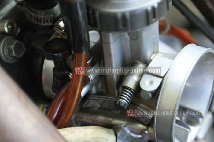 Selain mesin, ada karbu dan gigi rasio spesial di Kawasaki Ninja 150R pemecah rekor. Pengkabut bahan bakar alias karburator andalkan Keihin PWK Airstrike 38 mm.
