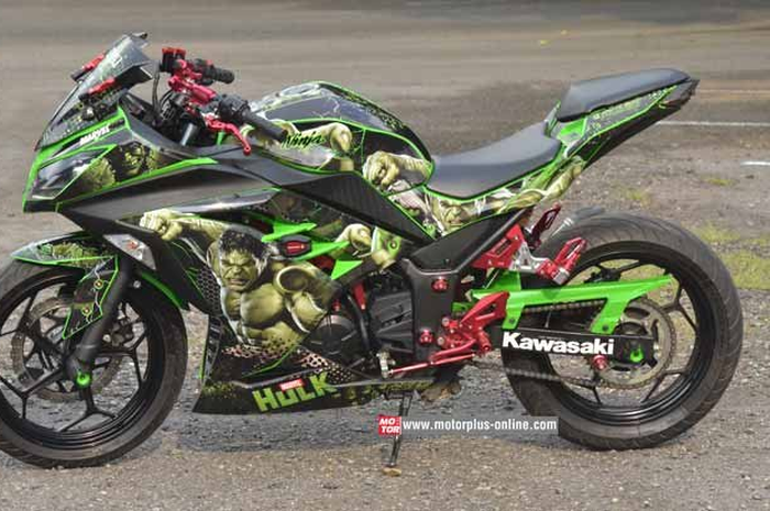 Sandra Prakasa makin pede saat riding dengan Kawasaki Ninja 250 FI. Pede karena Kawasaki Ninja 250R FI modifikasi simpel dan stiker decal