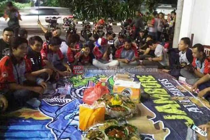 Tanggal 6 April malam kemarin Komunitas CB150R Surabaya (KCS) menyerbu Taman Bungkul Surabaya untuk melaksanakan tasyakuran hari jadi KCS ke 4 tahun.