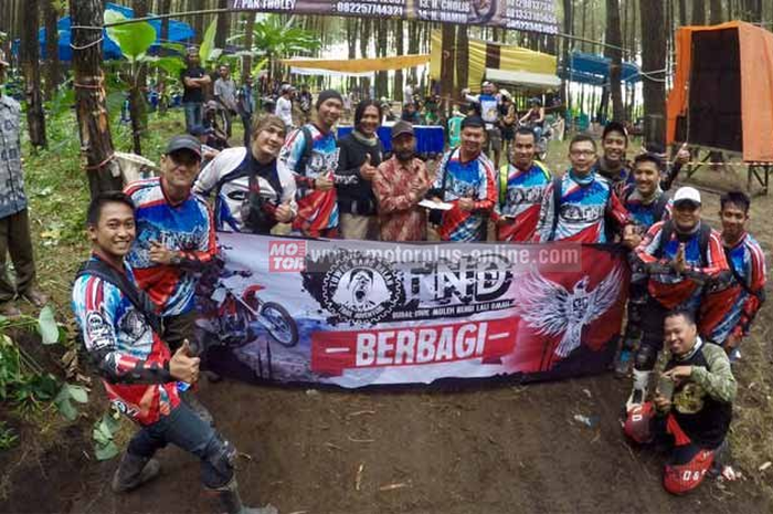 Komunitas TND Adventure bukan hanya komunitas pecinta adventure dengan menggunakan motor trail saja, buktinya Desember kemarin TND yang melakukan adventure di hutan pinus batas Wajak Tirtpyudo, Jawa Timur ngetrail sambil melakukan bakti sosial kepada