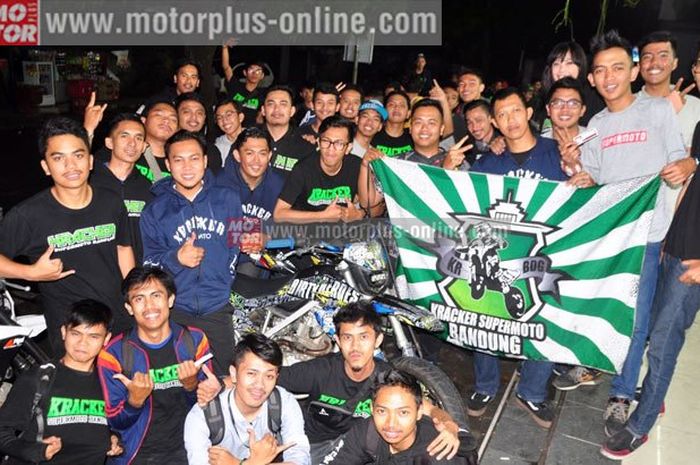 Seru memang kalau kongkow bareng barudak motor. Kental dengan kekeluargaan dan jadi ajang silaturahmi dan kangen-kangenan. Seperti nongkrong bareng di kopdar rutin barudak Kracker Supermoto Bandung.