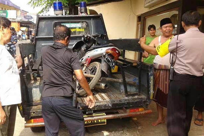 Pagi tadi (20/11), sekitar pukul 9:58 WIB, geng motor bikin resah kembali. Geng motor melakukan aksi di sekitaran Cipayung, Jakarta Timur. Aksi geng motor di Cipayung, Jakarta Timur, merusak spanduk lalu dan membacok pelajar hingga Tewas