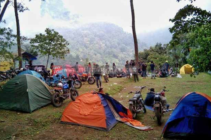 Bikers yang pakai motor, rupanya tidak hanya sekedar kongkow di daerah tertentu saja. Mereka bikin hajatan Kustom Camp 2016. Kustom Camp 2016 digelar di Bumi Perkemahan Ipukan, Palutungan, Kuningan, Jawa Barat, (17-18/12).