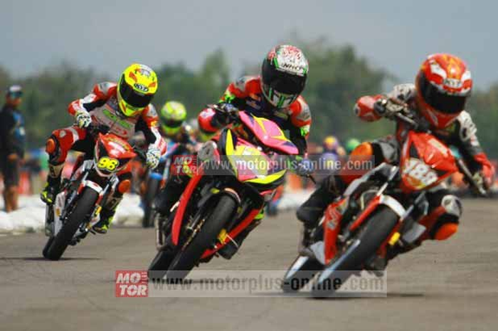 Kelas MP5 (150 cc standard pemula) diwarnai dengan drama. M.Faerozi yang sejatinya berhasil finish di posisi terdepan tertangkap