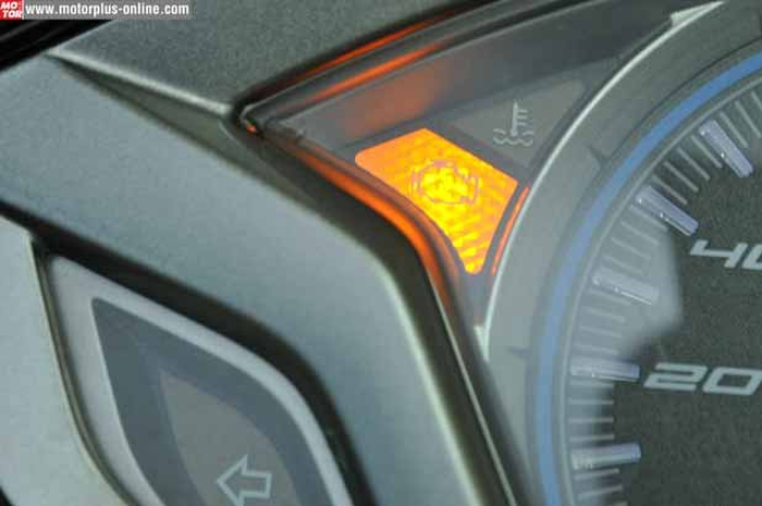 Motor injeksi, pasti terdapat lampu indikator oranye di layar speedometer. Namanya MIL (Malfunction Indicator Lamp). Biasa disebut juga indikator check engine, akan menyala beberapa detik setelah kunci kontak diputar ON.