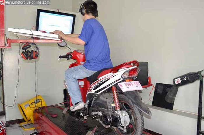 Yamaha Mio karburator paling enak dioprek. Namun begitu nongol Yamaha Mio GT, speed lover ragu. Apakah Mio GT juga mudah dikorek? Membuktikan gosip tersebut, step 1 tim MOTOR Plus melakukan tes pasang knalpot racing di motor karbu dan injeksi. Karbur