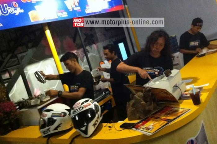Kemarin (25/4) setelah rehat semalaman di Gilimanuk, Bali, tim rider MOTOR Plus Uji Durabilitas X-TEN 5000 KM melanjutkan riding. Rider MOTOR Plus Uji Durabilitas X-TEN 5000 KM  sengaja mengambil jalur yang tidak biasanya. Teriknya matahari menemani 