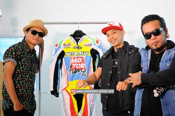 Motor nggak cuma alat transportasi. Kuda besi sudah  jadi lifestyle dan sarana gaul superpaten. Makanya, anak-anak band yang terkenal gaol juga mulai ikut main motor. Enggak terkecuali Endang Soekamti yang pernah dijuluki grup band raja Pensi (Pentas
