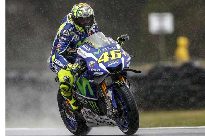 Hujan dan suhu mencapai 10 derajat celcius saat latihan resmi Ke-3 MotoGP Australia di sirkuit Phillip Island, pagi ini (22/10). Valentino Rossi selama latihan