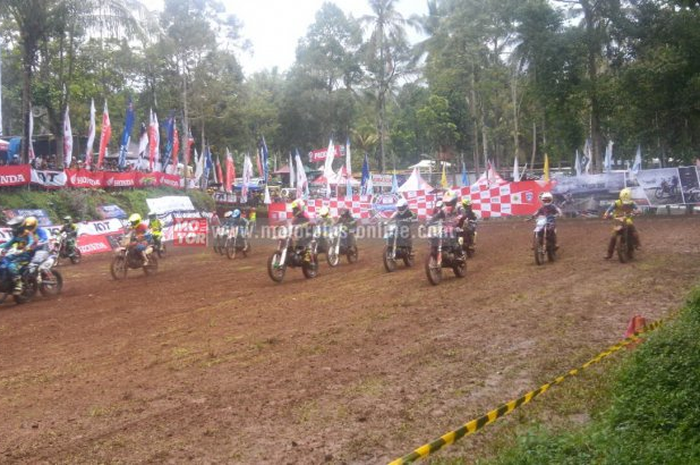 Perhelatan ajang adu kebut lumpur yang bertajuk Kejurnas Motocross kini memasuki seri ke-2, acara yang di gelar pada (1-2/4) ini menyambangi sirkuit Mx/Gtx Motorsports Pandeglang, Banten dengan luas 1300 meter.