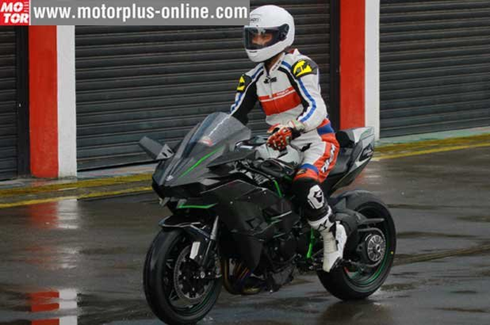 Petrus Tobun Kanisius, pembalap nasional era 1990-an bilang kalau Kawasaki Ninja H2R enggak enak dibawa pelan. Jelas, motor ini memang dibuat dengan spek balap atau track only