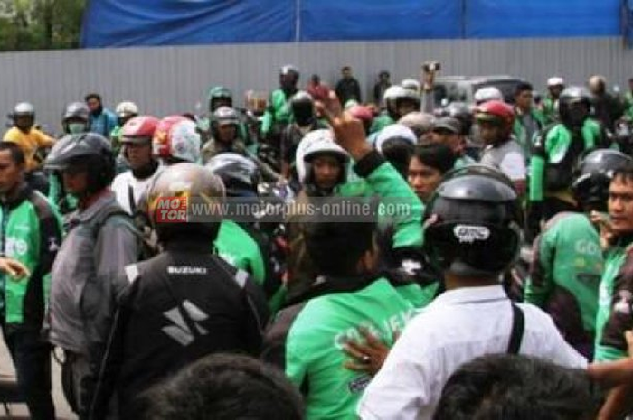 Hari ini ojek online kabarnya akan demo dan sweeping sopir angkot yang ada di Tangerang.