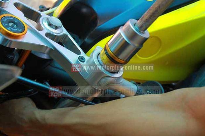 Suspensi depan motor sport menggunakan model teleskopik panjang. Terkadang masih kurang maksimal dipakai harian maupun balap. Solusinya bisa pasang preload seperti di Yamaha YZF-R25.