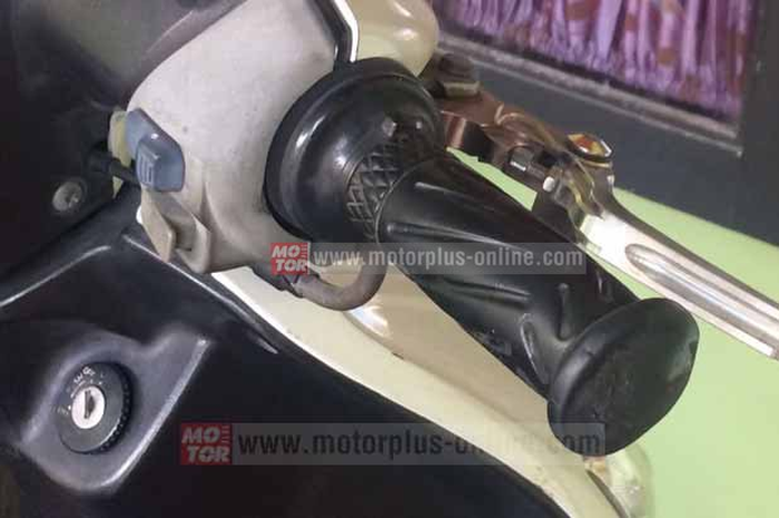 Em Plus menjumpai beberapa bikers di Surabaya mengabaikan speeling atau jarak bebas pada gas motor. Sangat sepele tapi ada efek yang bakal dirasakan pengendara jika sampai mengabaikan jarak pada gas sebelum kabel gas dipelintir.