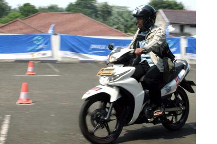 Patut dikasih jempol untuk Kasubdit Dityasa Ditlantas Polda Jawa Barat, AKBP Muhammad Tora. AKBP Tora pecat 400 tim penguji SIM di bawah Polda Jawa Barat. Polda Jawa Barat pecat 400 penguji SIM
