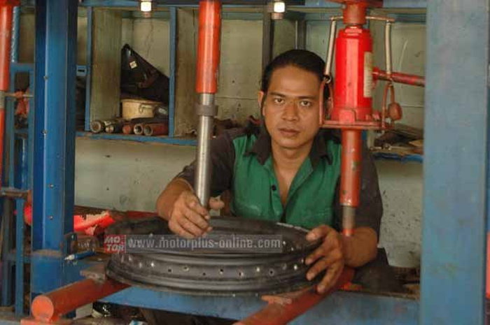 Sudah 8 tahun Endang Ramdan bergelut dalam bidang press dan Refan Jaya Motor. Refan Jaya Motor jadi dikenal spesialis press rangka sampai pelek. Katanya keahliannya tidak diragukan lagi dalam meluruskan rangka atau kaki-kaki