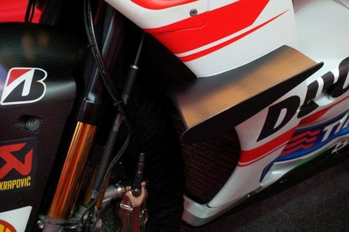Ducati GP15 yang dipakai duo Andrea, Andrea Dovizioso dan Andrea Ianonne, ada rahasianya. Inilah efek sayap Ducati di tes Qatar.  Ra