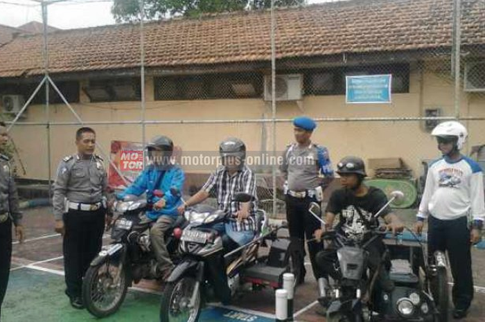 Brother memiliki cacat tubuh atau diffabel, semisal kaki, mudah kok untuk bikin SIM. Di seluruh lokasi pembuatan SIM tersedia sarana untuk membuat SIM D untuk kaum diffabel. Proses pembuatan sama persis dengan pembuatan SIM lainnya.