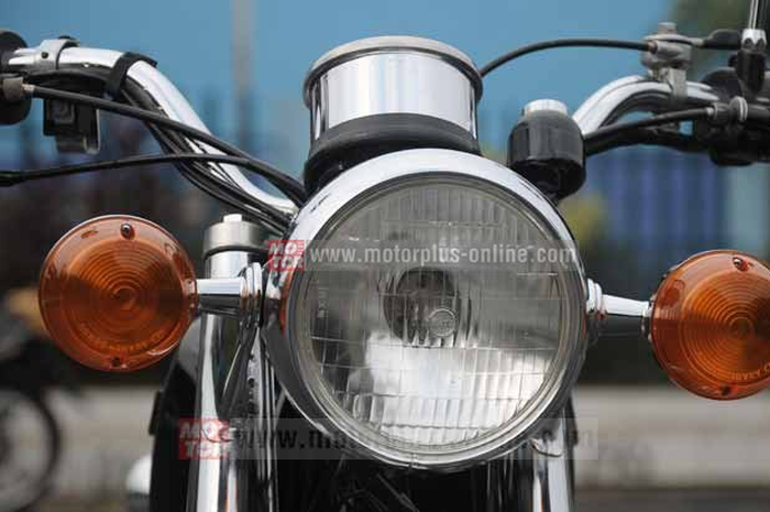 Motor-motor di Tanah Air yang pakai sistem kelistrikan lampu depan AC, umumnya yang berkapasitas kecil seperti Yamaha Mio series, Xeon, Jupiter MX, V-ixion, Honda BeAT, Scoopy, CB 150R, Suzuki Satria F-150 karbu dan sebagainya. Namun ada juga yang su