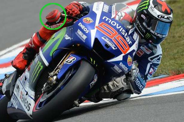 Foto di atas diambil saat Jorge Lorenzo balap di MotoGP Brno Ceko hari ini (16/8). Pelototin lingkaran hijau. Itu sliding pad yang digunakan Jorge. Jorge Lorenzo pakai sliding pad lebih tinggi di MotoGP Brno Ceko. Jorge Lorenzo pakai sliding pad lebi