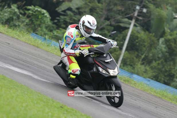 Setelah seremonial launching Yamaha Mio Z di Sentul kecil hari ini (30/3), www.motorplus-online.com mendapatkan jatah test ride. Delapan kali putaran dua awak MOTOR Plus test ride Yamaha Mio Z yang punya dapur pacu 125 cc ini di Sentul kecil