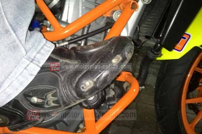 Frame Slider atau biasa yang kita kenal dengan sebutan pelindung bodi motor dikala jatuh, ternyata sangat berguna. Bentuknya bermacam-macam, karena selera orang berbeda-beda tapi tetap berfungsi sama.