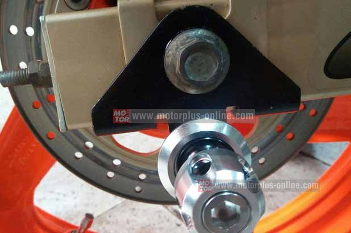 Kawasaki Ninja 150R swing arm bawaannya tidak dilengkapi dengan jalu standar paddock seperti saudaranya Ninja RR. Memang si ada standar tengahnya, tapi kebanyakan dicopot lantaran ganti knalpot racing yang perut knalpotnya berada tengah.