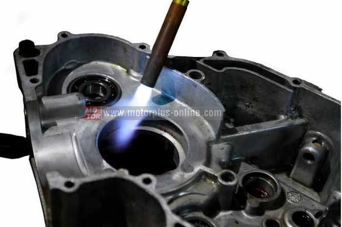 Pemasangan kruk as yang tidak  benar / sempurna bisa  mengakibatkan kruk as tidak center lagi, ini sangat berlaku untuk motor yang sudah mengalami modifikasi pada bagian poros engkol, seperti di ganti pen struk yang lebih tinggi ukurannya,  atau deng