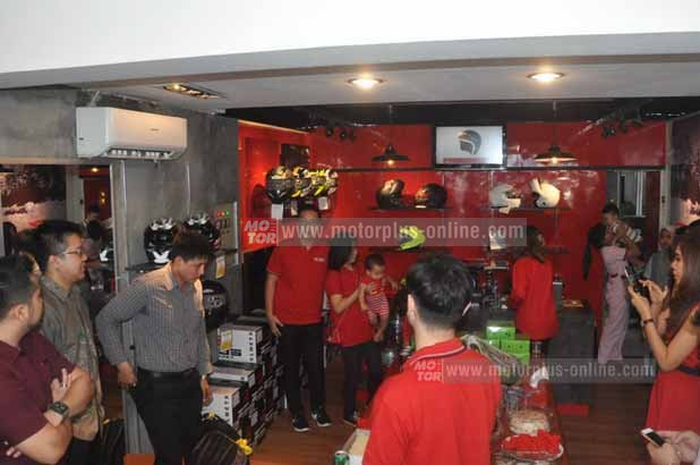 Hari ini (20/1) Toko Helmku toko resmi helm Zeus resmi beroprasi di Jakarta. Tepatnya di Jl. Pangeran Jayakarta No. 36D, Jakarta Pusat. Di Toko Helmku ini, memang hanya menjual helm merek Zeus saja