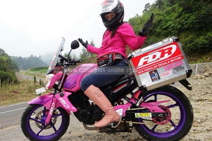 Mouzza Zee salah satu biker cewek masa kini yang selalu memperingati hari kartini yang jatuh pada tanggal 21 April dengan cara single touring sekaligus eksplore Jawa-Sulawesi