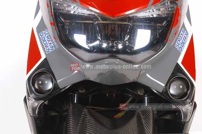 Tren foglamp di Yamaha NMAX lagi digandrungi. Hanya saja, aplikasi foglamp ini tergantung selera di pengguna NMAX. Ada yang terpasang langsung ke lampu sein