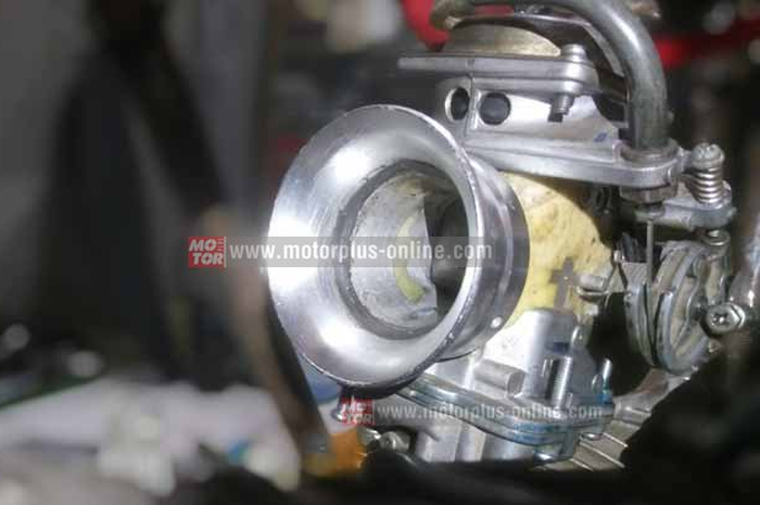 Pemakaian Velocity Stack (VS) tentu tidak asal buat gaya-gayaan loh, pasti ada tujuannya. “Alasan pasang VS, karena aliran udara ke karburator jadi lebih bagus dan fokus masuk ke ruang bakar,” bilang Yudha Saputra, mekanik dari bengkel Sanz Motor Jil