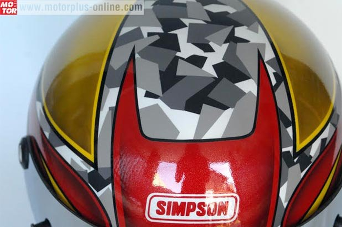 Sukses dengan garapannya helm krom bermotif, lagi-lagi Eric Caprin yang memang piawai mencari trend baru, kembali memperkenalkan virus anyar di pelindung kepala. Eric yang bermarkas di Surabaya, Jawa Timur ini, bikin trend baru motif helm kombinasi c