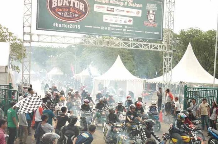 Pas pukul 3 sore ini (26/9)  resmi start two stroke day lebih dari ratusan motor 2-tak asapi Jakarta dari Burtor 2015. Resmi start two stroke day lebih dari ratusan motor 2-tak asapi Jakarta dari Burtor 2015 yang bikin turing sekitar lebih dari 10 km