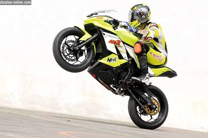 OMR Kawasaki Ninja 250 jadi kelas bergengsi di Kejuaraan Balap Motor 2015 di Sentul, awal Agustus lalu (9/8). Karena mekanik dan rider harus putar otak agar motor kencang tanpa oprek mesin. Seperti dilakukan tim AR-1 Abirawa NHK dan Shan Ryadi. Berha