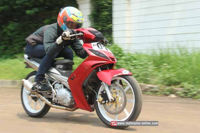 Meski baru tampil pertama kali di fun race sirkuit gokart Sentul, Jawa Barat, tapi sudah bawa piala runner up. Berlaga di kelas OMR Yamaha Jupiter MX135 dan Suzuki Satria F-150 Non+, Yamaha MX135 finish di urutan kedua. Sukses nih upgrade Yamaha Jupi