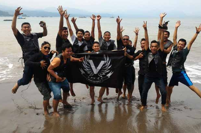 Sebagai Wujud Kepedulian terhadap kebersihan pantai sekaligus melantik member baru, belum lama ini komunitas Vix-C (V-ixion Community) Bogor (30/4) menggelar turing wajib. V-ixion Community Bogor turing ke pantai Tanjung Lesung,