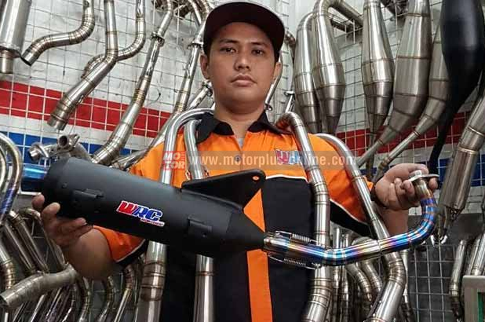 "Saya orang Purbalingga, Jawa Tengah, tapi saya pede dengan knalpot-knalpot buatan saya. Makanya, saya pakai nama bikinan sendiri," ungkap Puas Yulia Setiawan, owner knalpot WRC.