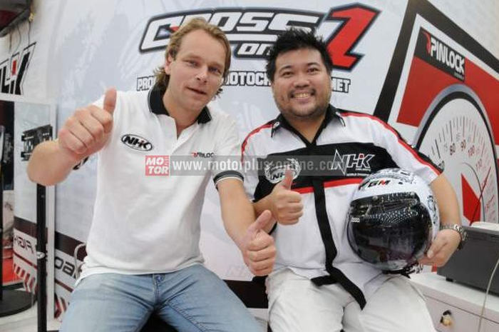 Jangan kaget kalau lihat produk helm NHK, tapi mengaplikasi part penepis embun di visor alias kaca helm.