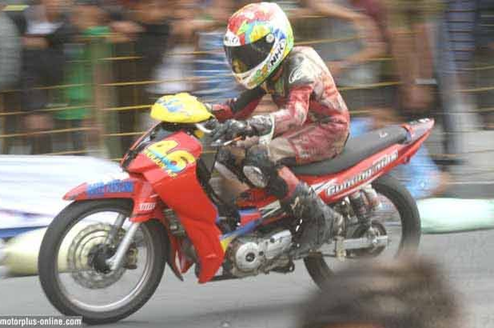 Pembalap mungil asal Pati dari tim Gunung Mas Mg Barokah SKSB Herjun AF ini memang cukup menarik perhatian saat gelaran road race yang digelar beberapa minggu kemarin di Blora. Cukup mengesankan bertanding di kelas MP5 dan MP6 yang merupakan kelas pe